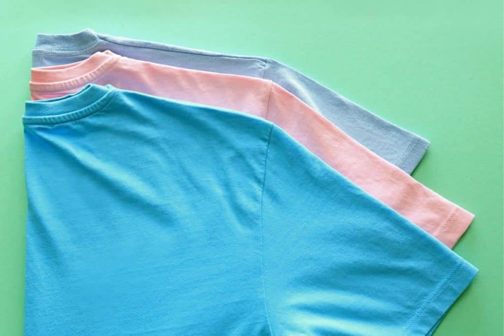 Un bodegón de coloridas camisetas de diseño personalizado